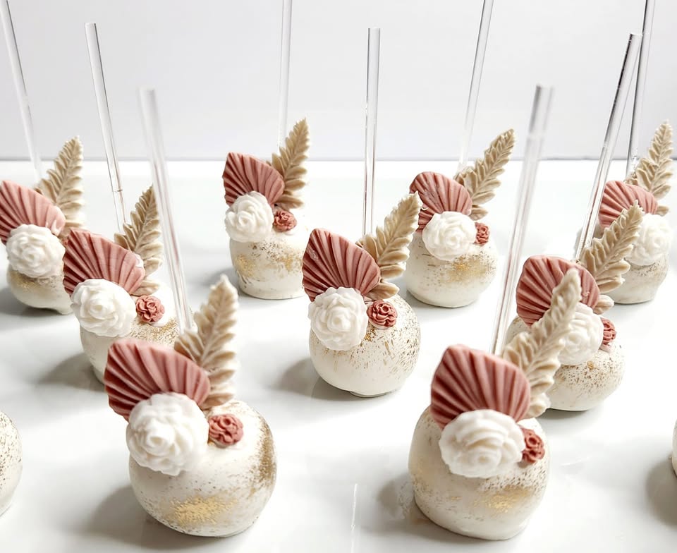 Freshly baked cakes and cupcakes